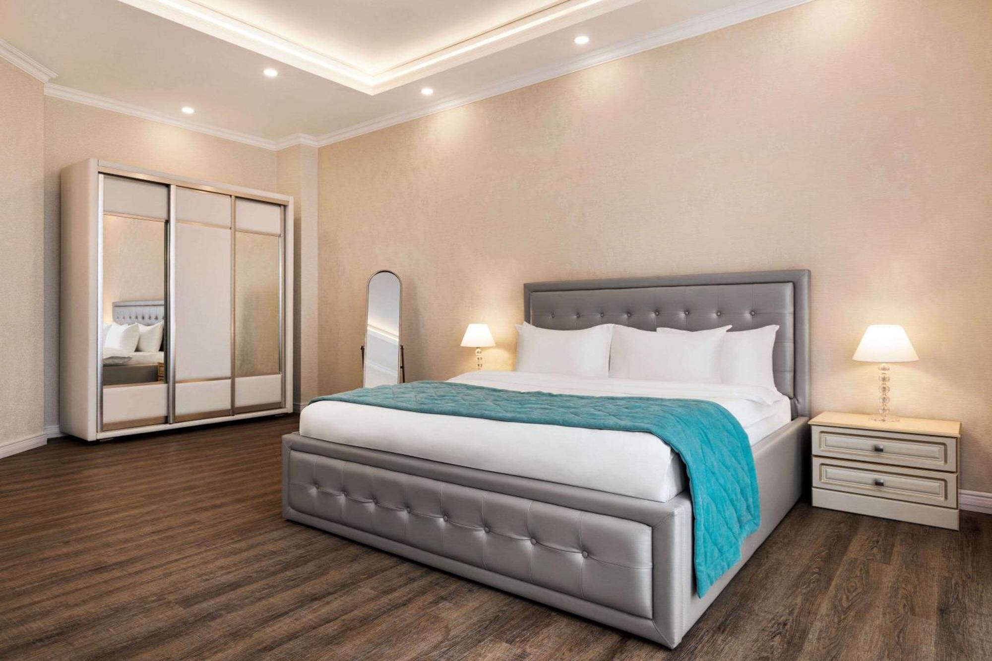 Hotel Ramada By Wyndham Chimkent Extérieur photo