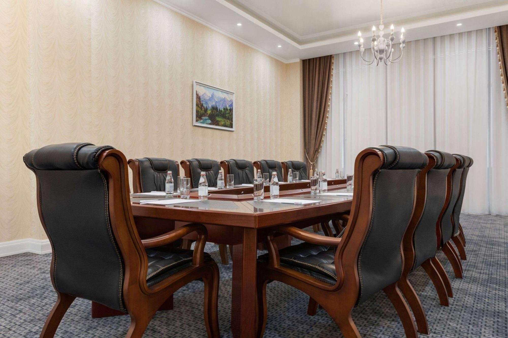 Hotel Ramada By Wyndham Chimkent Extérieur photo