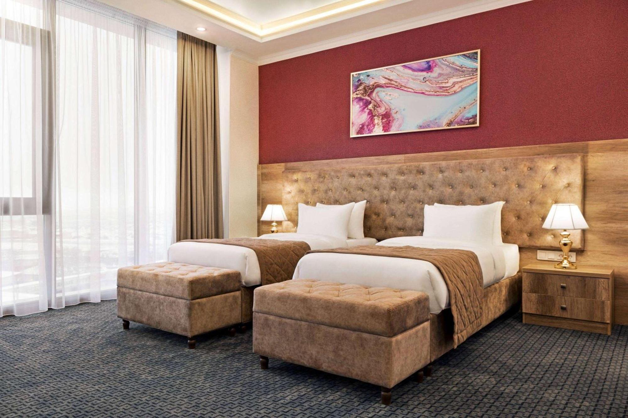 Hotel Ramada By Wyndham Chimkent Extérieur photo