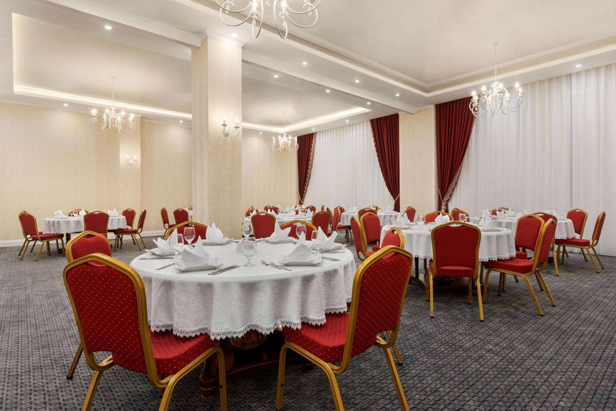 Hotel Ramada By Wyndham Chimkent Extérieur photo