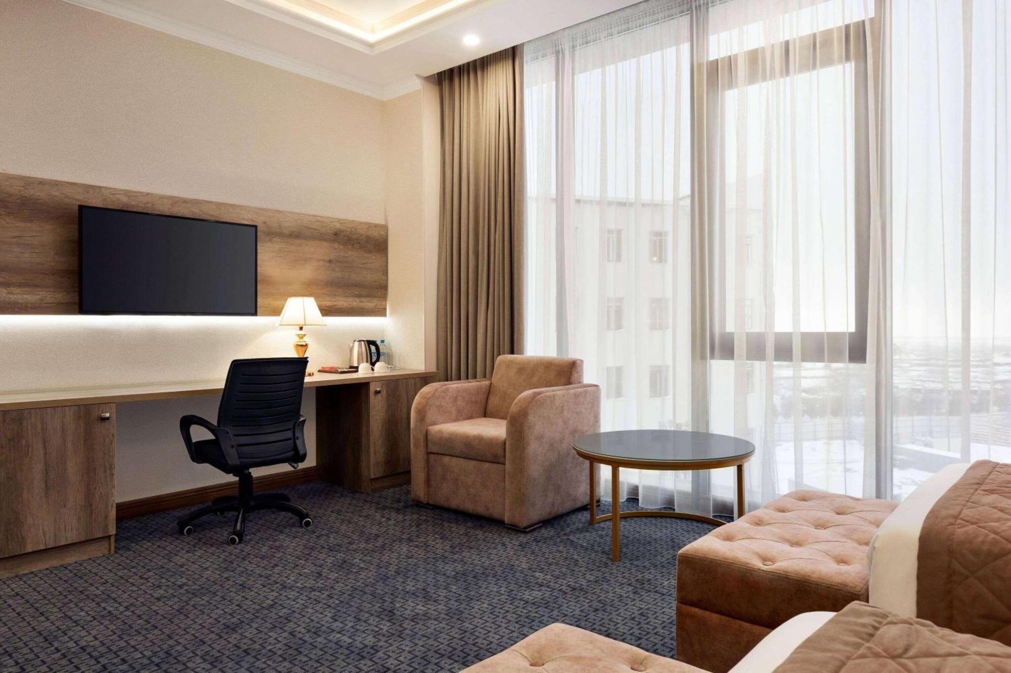 Hotel Ramada By Wyndham Chimkent Extérieur photo