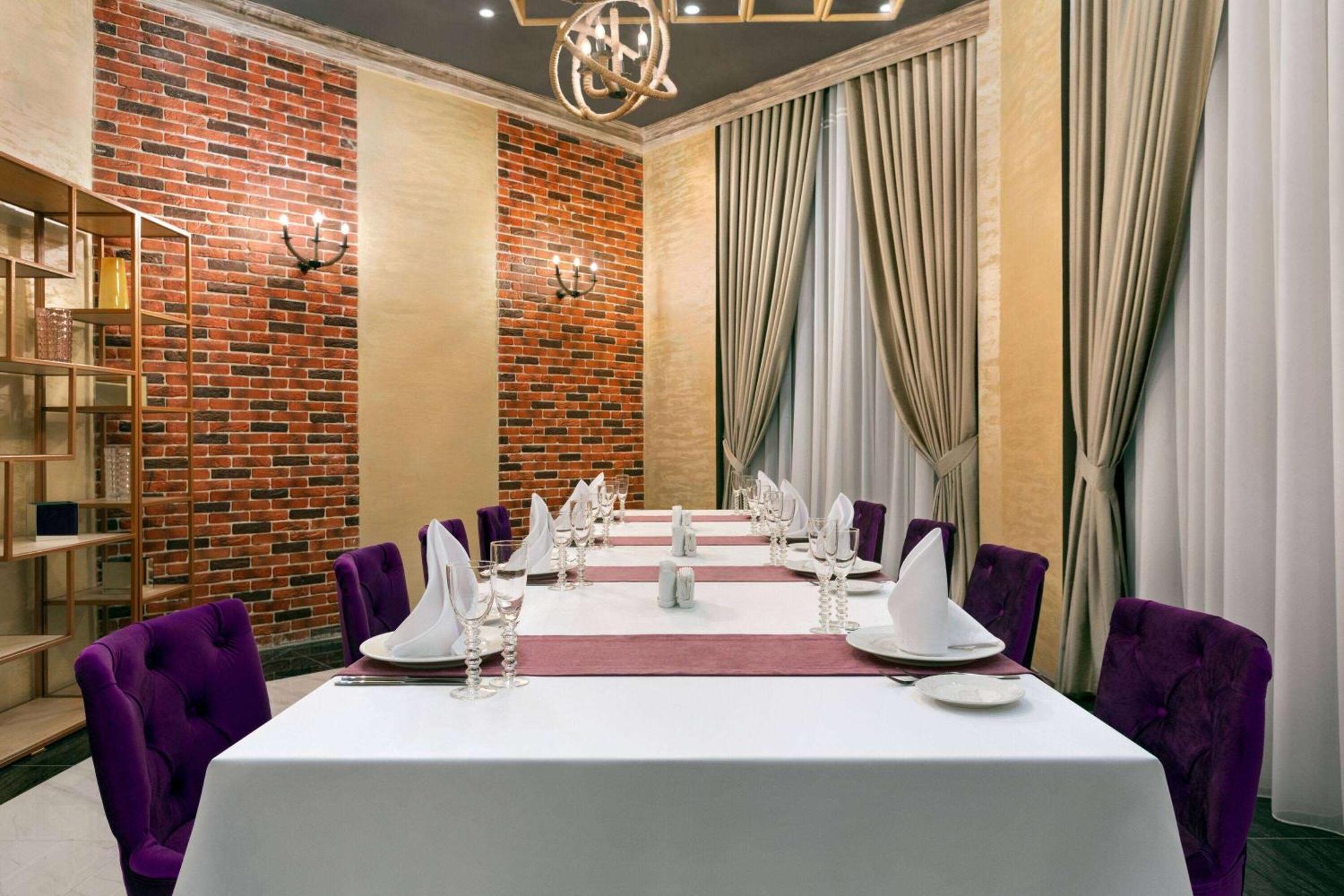 Hotel Ramada By Wyndham Chimkent Extérieur photo