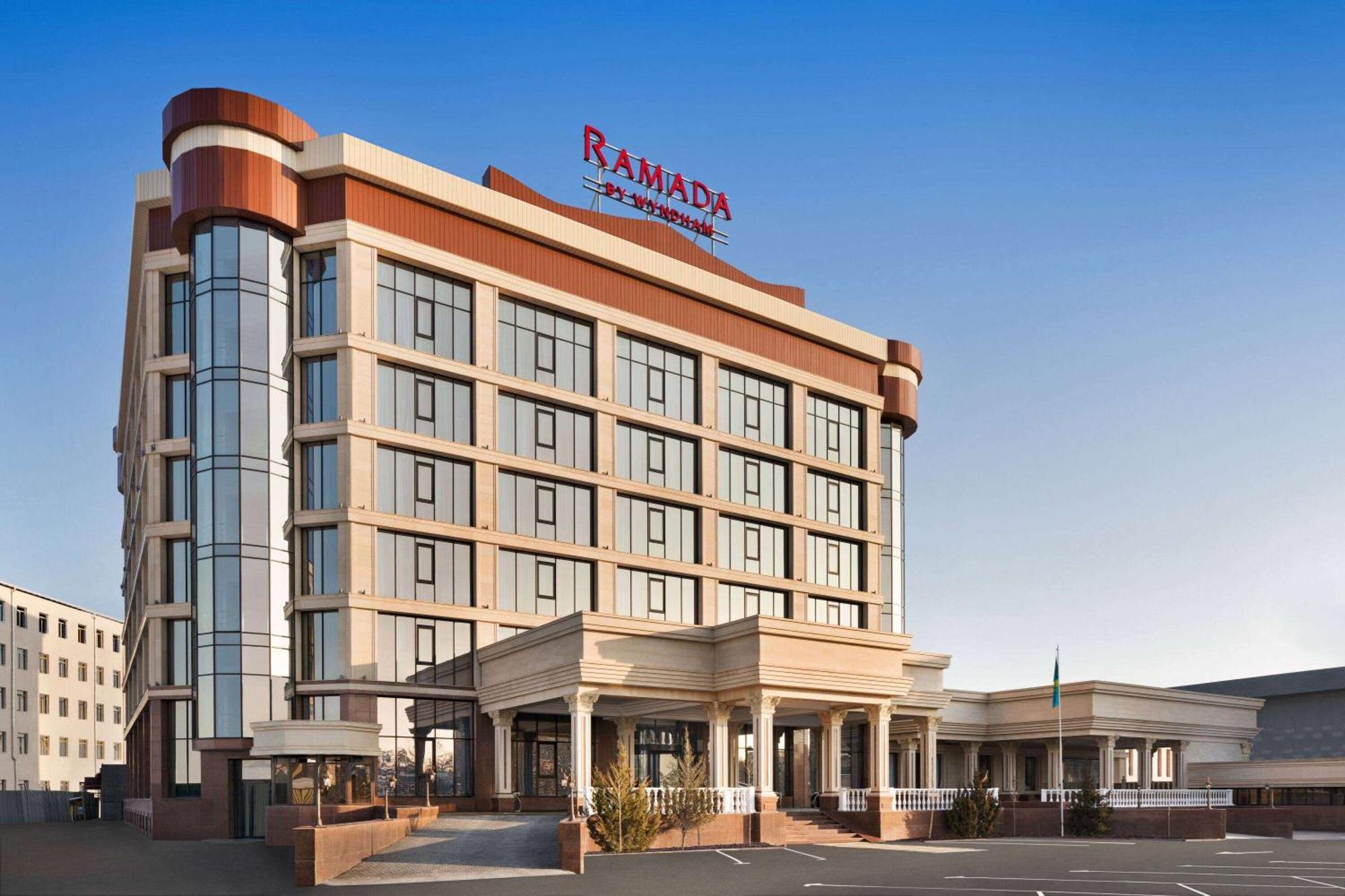 Hotel Ramada By Wyndham Chimkent Extérieur photo