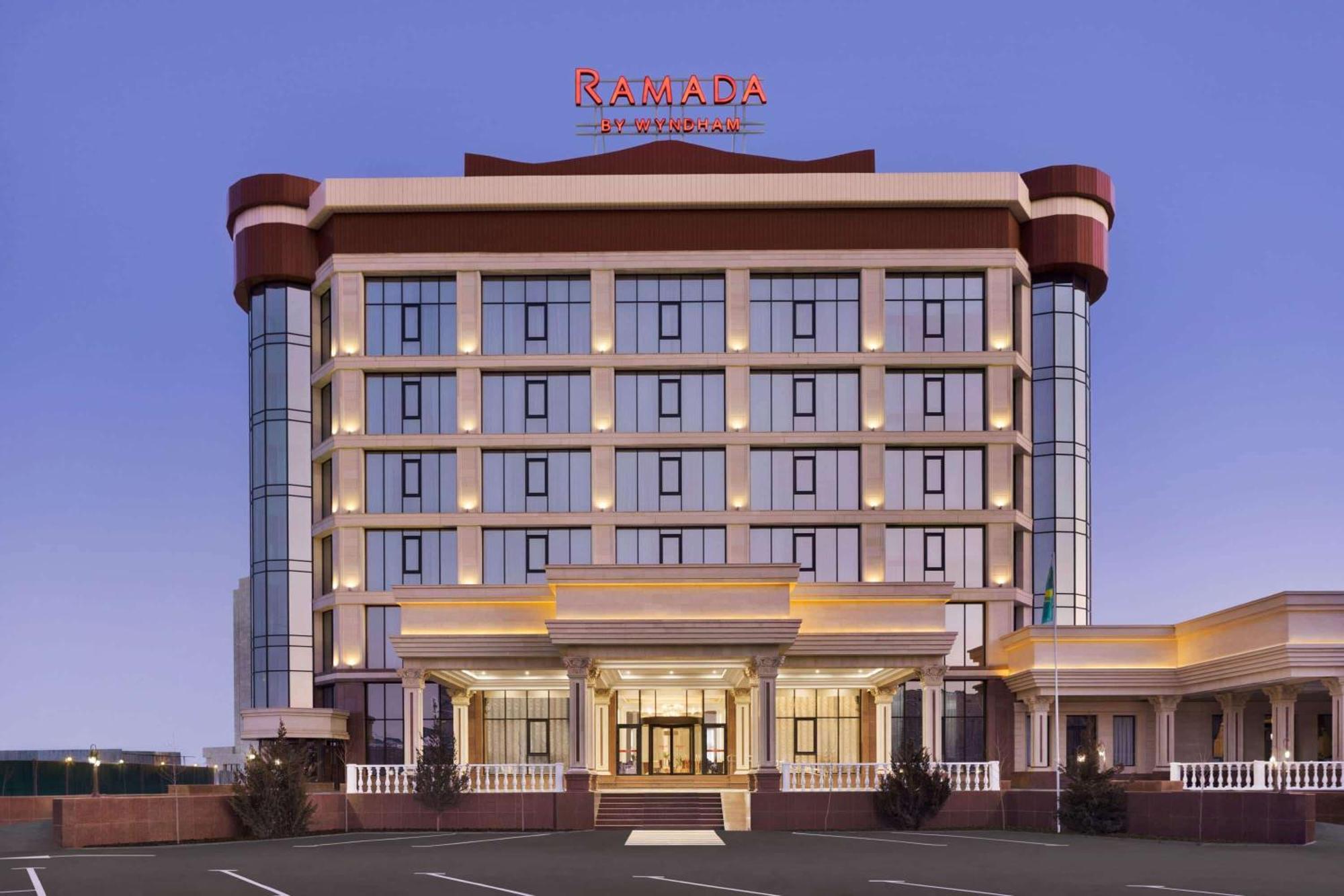 Hotel Ramada By Wyndham Chimkent Extérieur photo